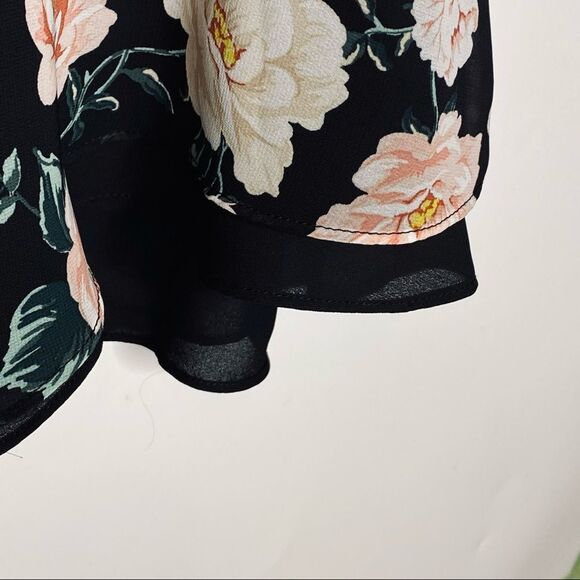 Torrid ruffle hem dark floral blouse 1/1X - Picture 6 of 7